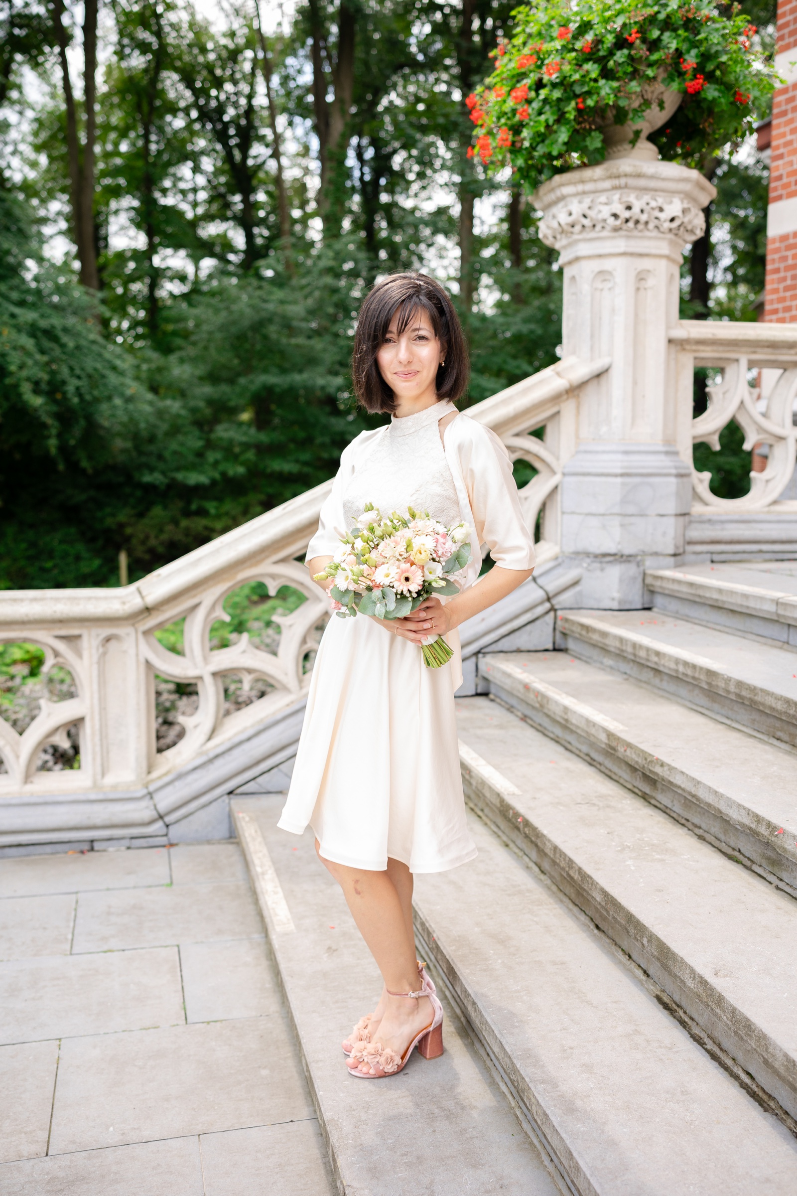 Bridal portraits on the steps of the Gemeentehuis Westerlo