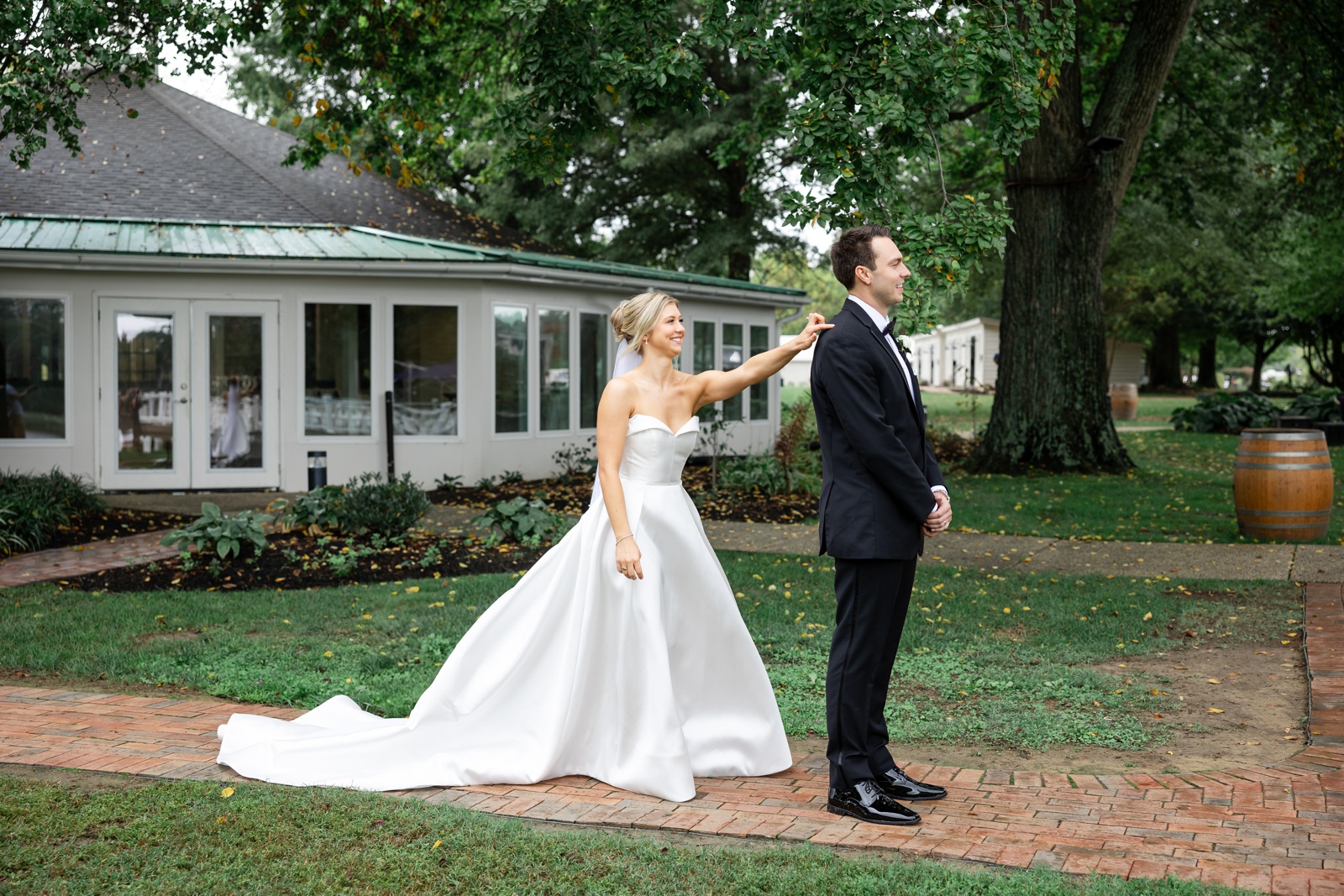 Wedding first look at Kent Island Resort, outside on the lawn